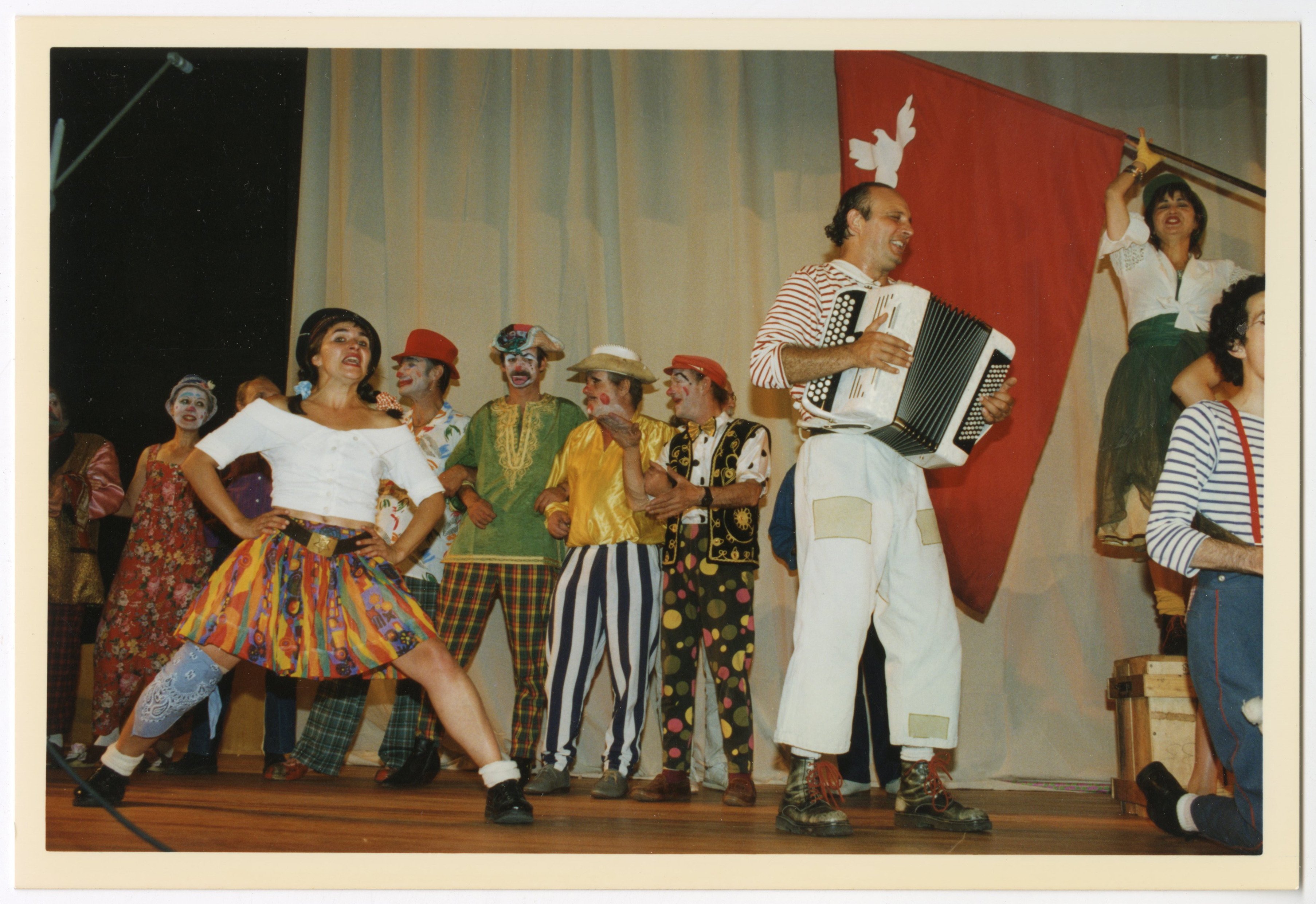 Photographie de membres d'Emmaüs pendant leurs représentations sur scène lors de l'assemblée de 1996 à Paris (France).