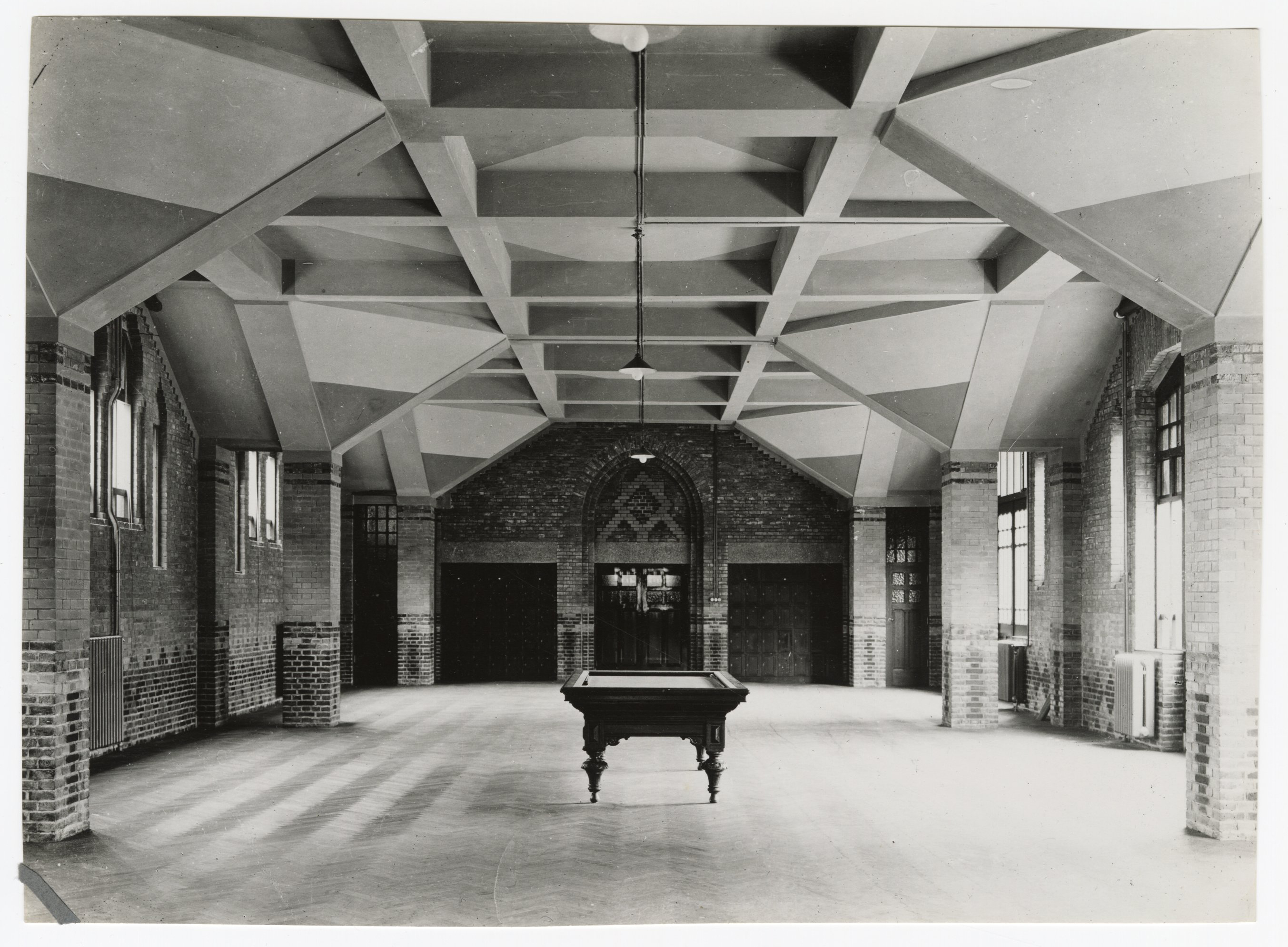 Salle de jeu du collège des Augustins d’Eindhoven  (Pays-Bas) : photographie, vers 1926.  ANMT 2003 6 29 1 19. Fonds dom Bellot, moine architecte (non classé).