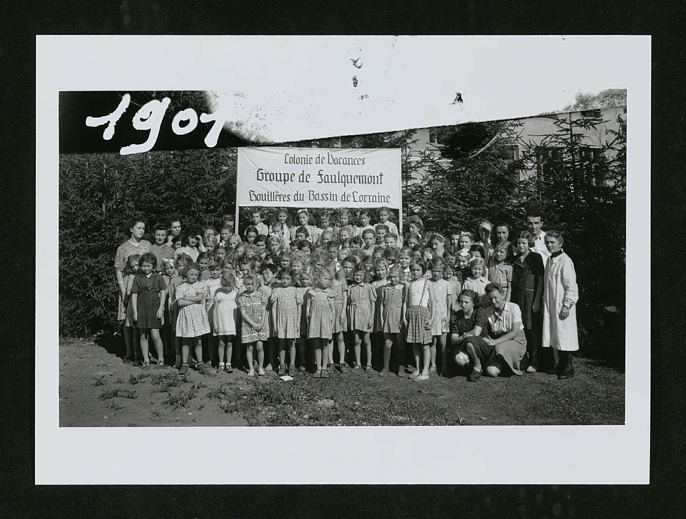Groupe d'enfants en colonie de vacances : photographie, bassin minier de Lorraine, 1947.