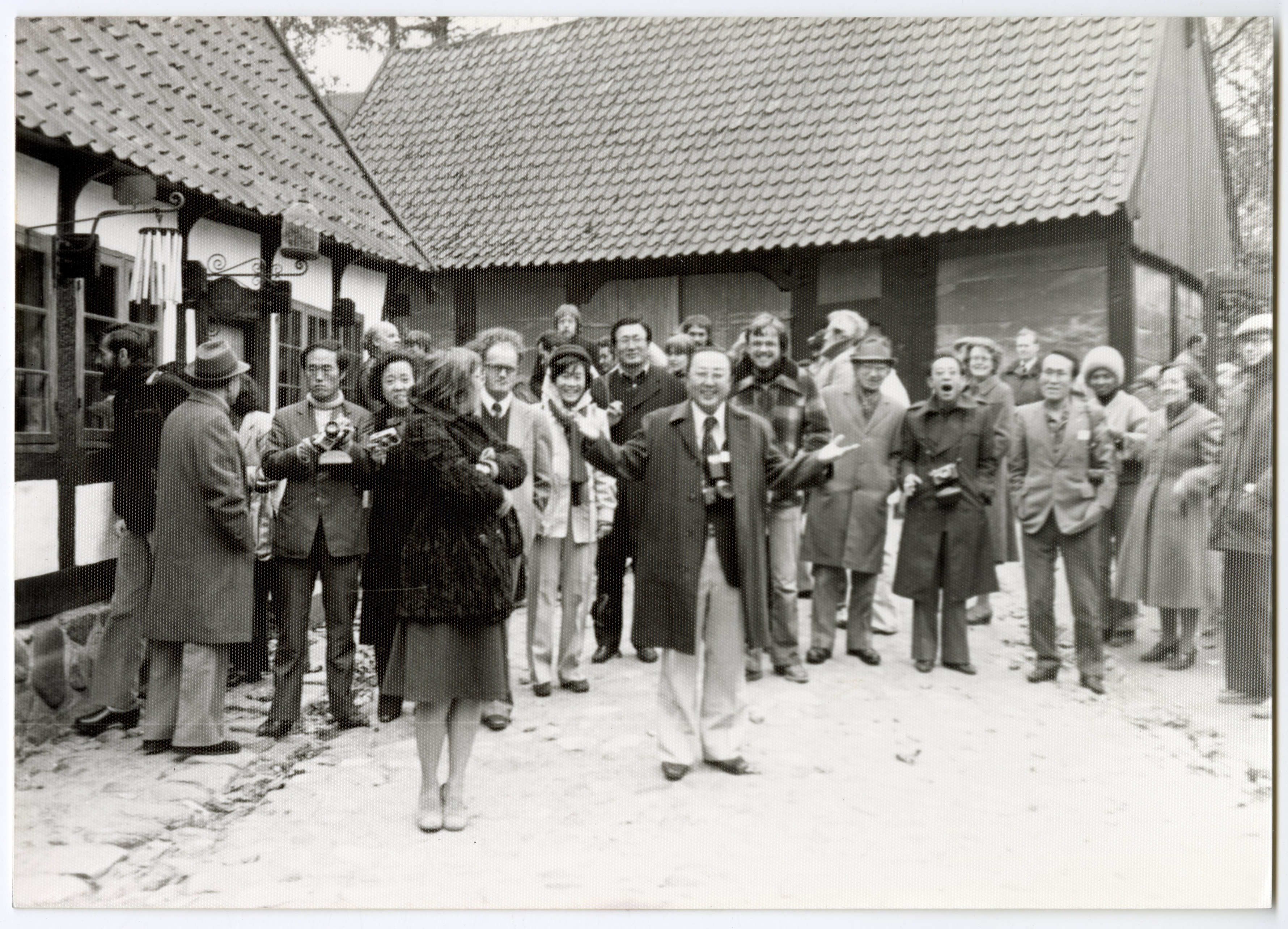 Photographie de membres d'Emmaüs visitant les alentours du lieu de l'assemblée de 1979.
