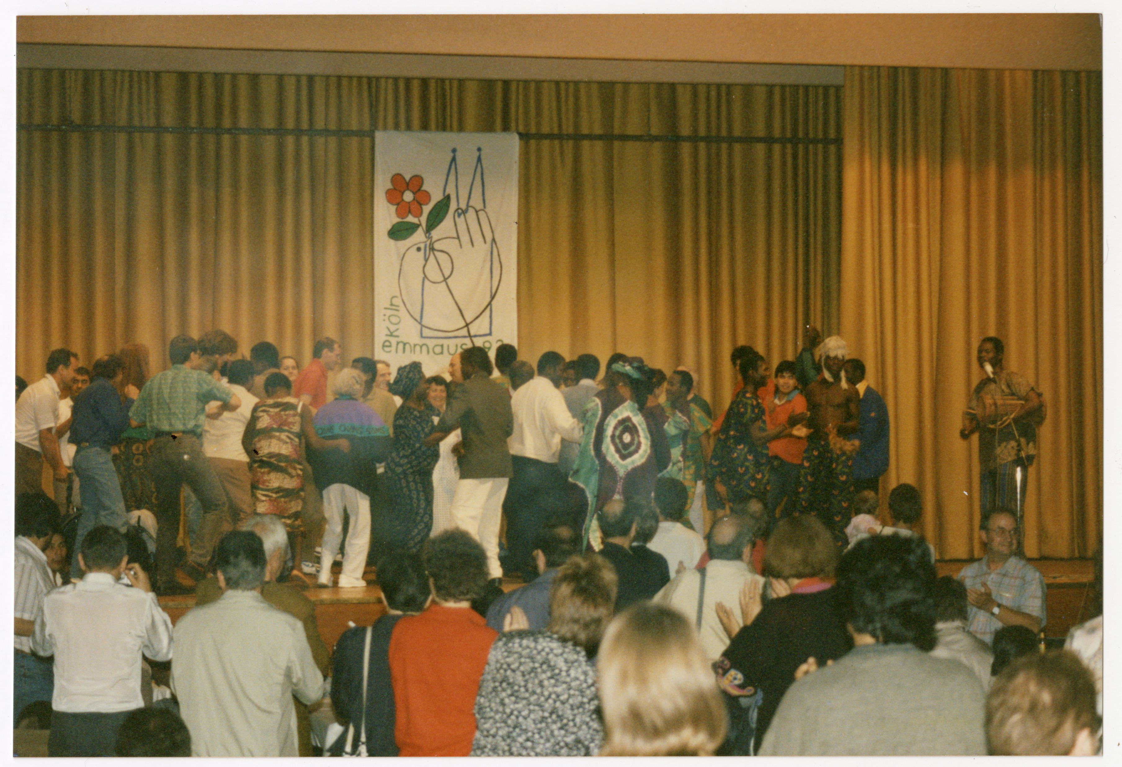 Photographie de participants à l'assemblée dansant pendant une représentation musicale, 1992.