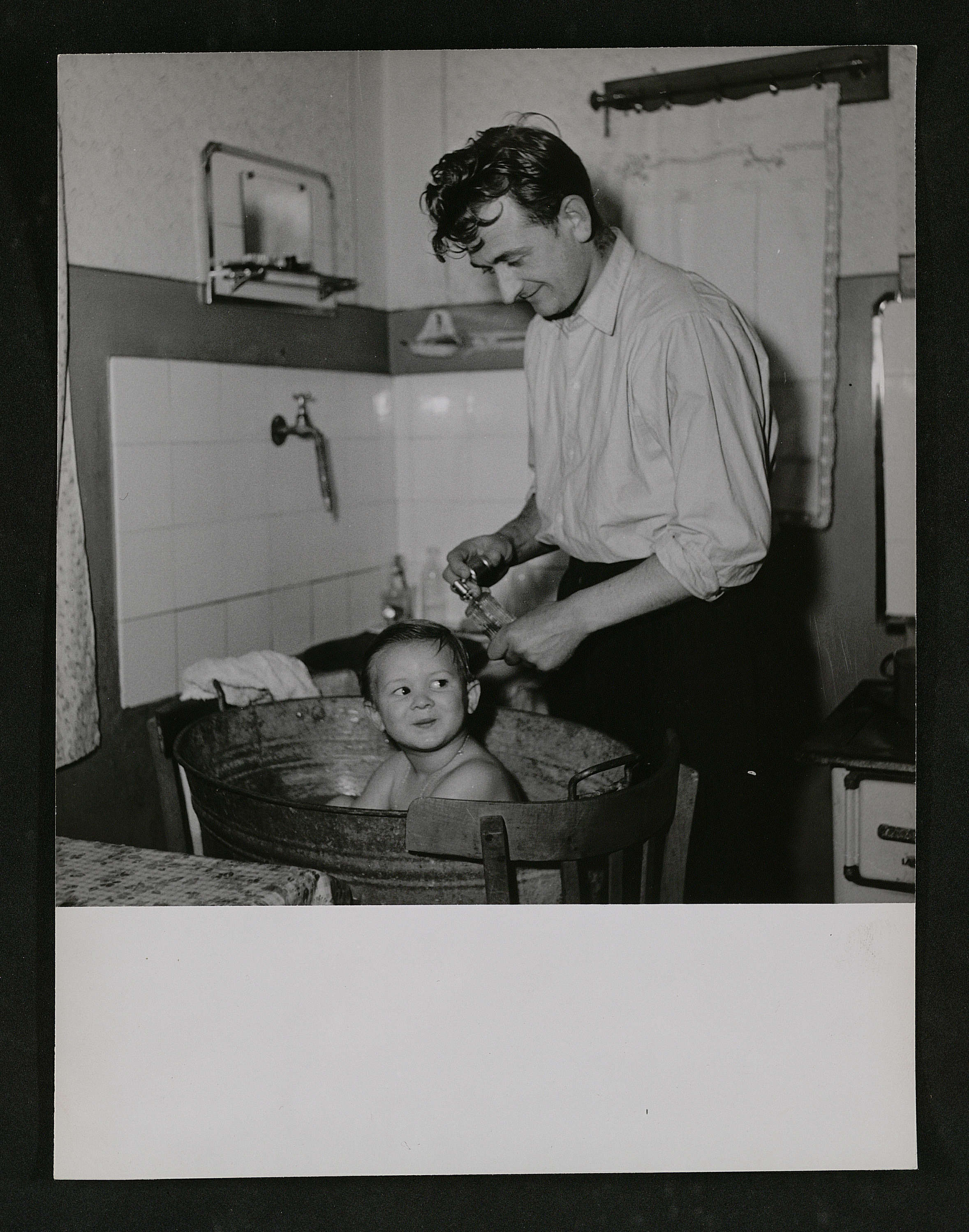 Enfant au bain : photographie, 1952.