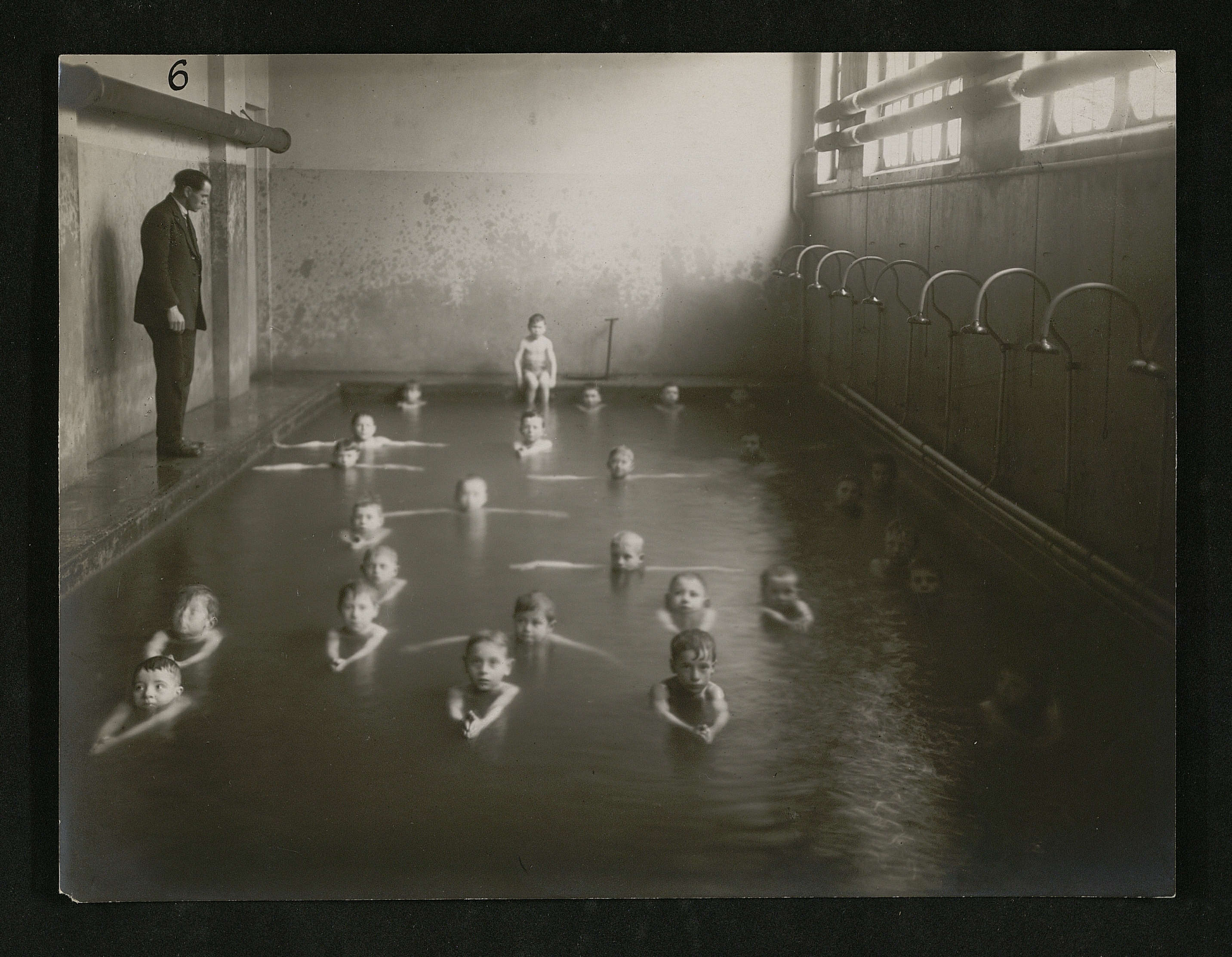 Enfants apprenant à nager à la piscine de l'école de Reumaux (Moselle) : photographie, 1930-1940.
