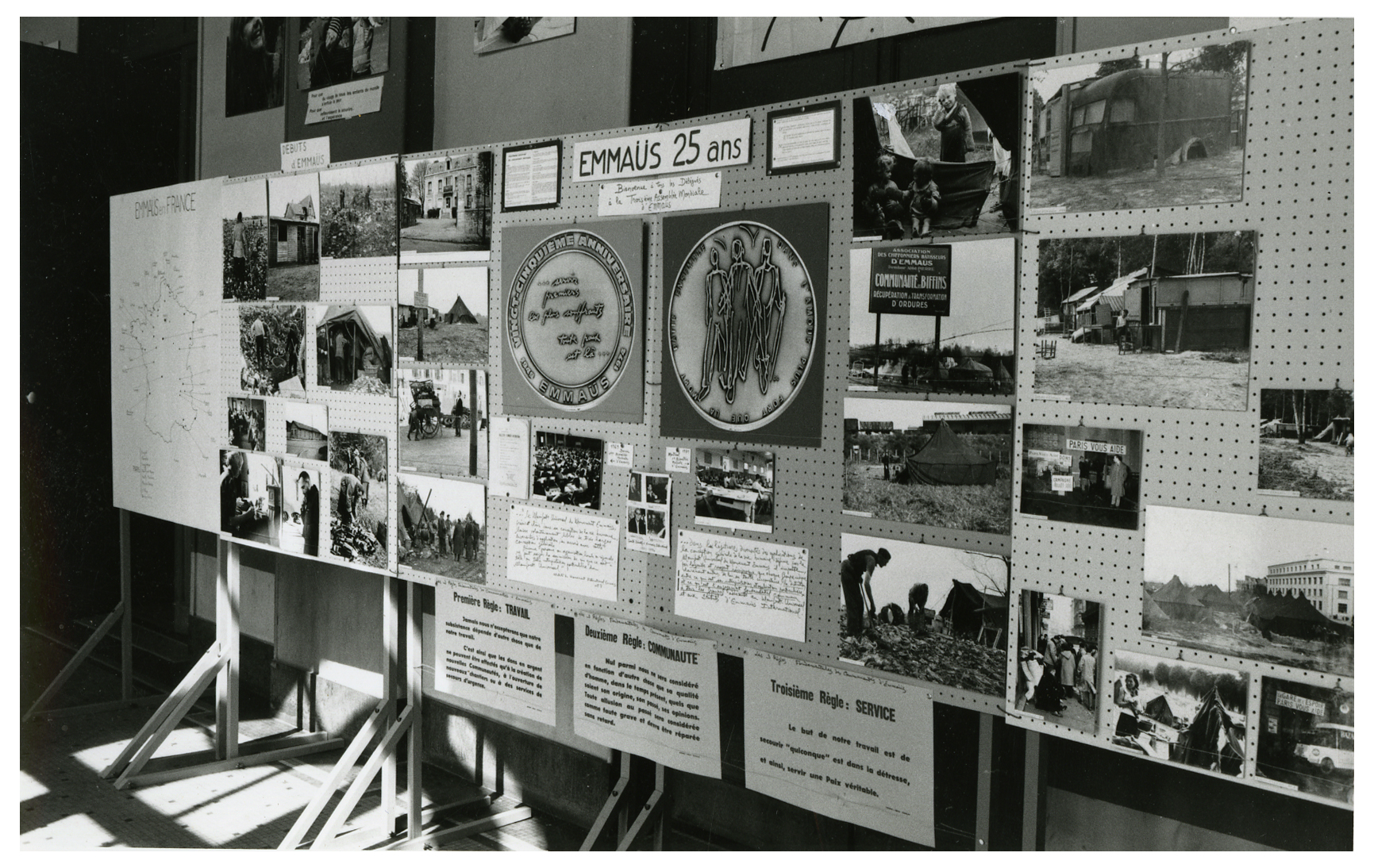 Photographie des panneaux d'expositions présentés lors de l'assemblée, retraçant les 25 ans de l'histoire du "Mouvement", 1974.