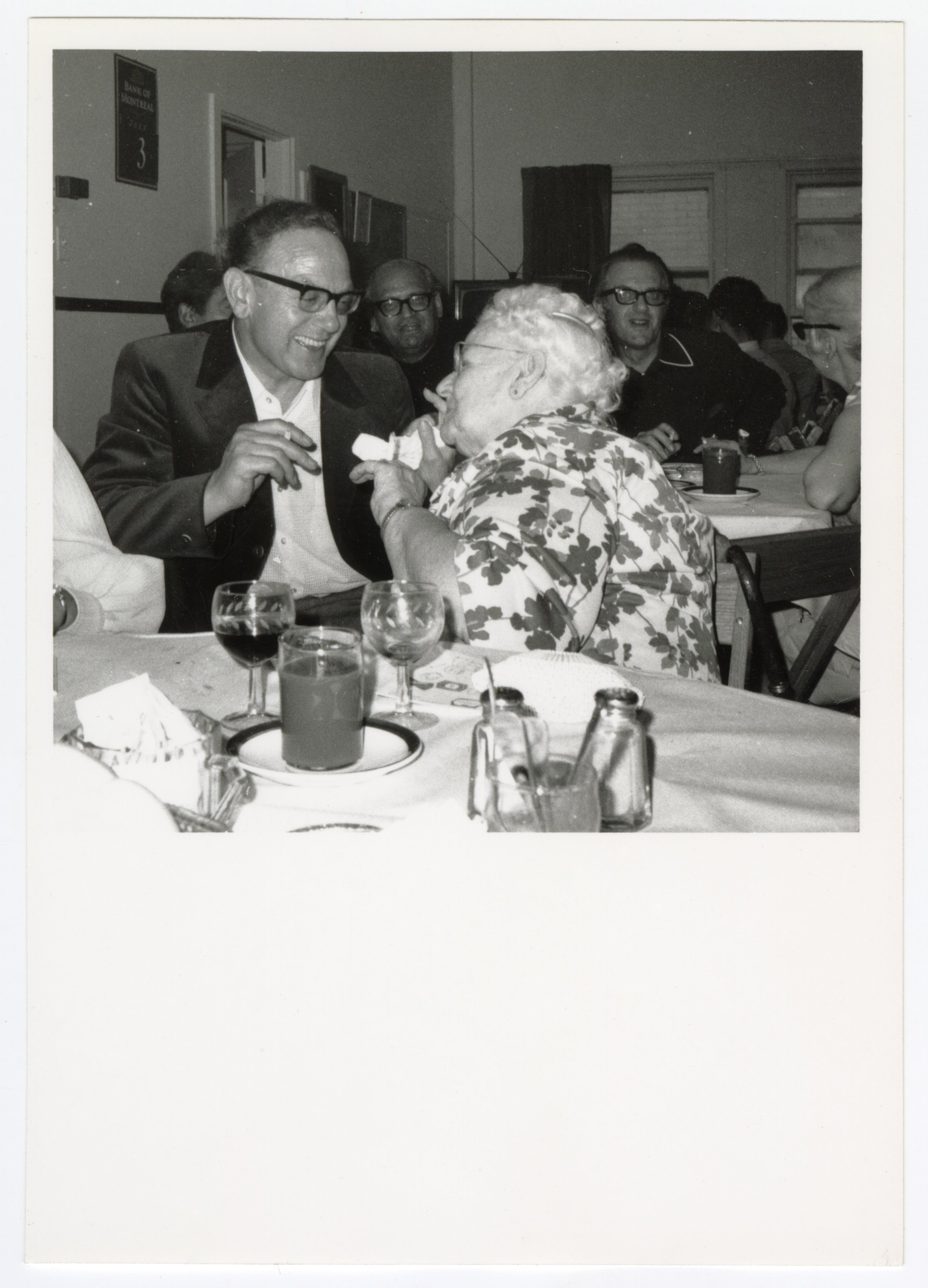 Photographie de membres d'Emmaüs discutant durant le repas de la deuxième assemblée mondiale à Montréal (Canada), 1971.