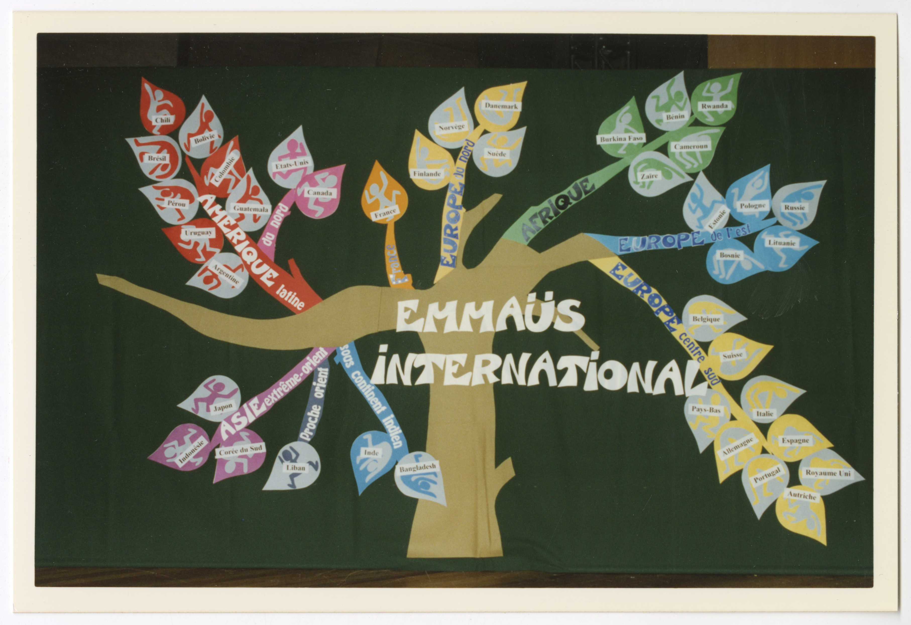 Photographie d'une oeuvre réalisée par une des participantes à l'assemblée, représentant chaque groupe présent par une feuille d'arbre, 1996.