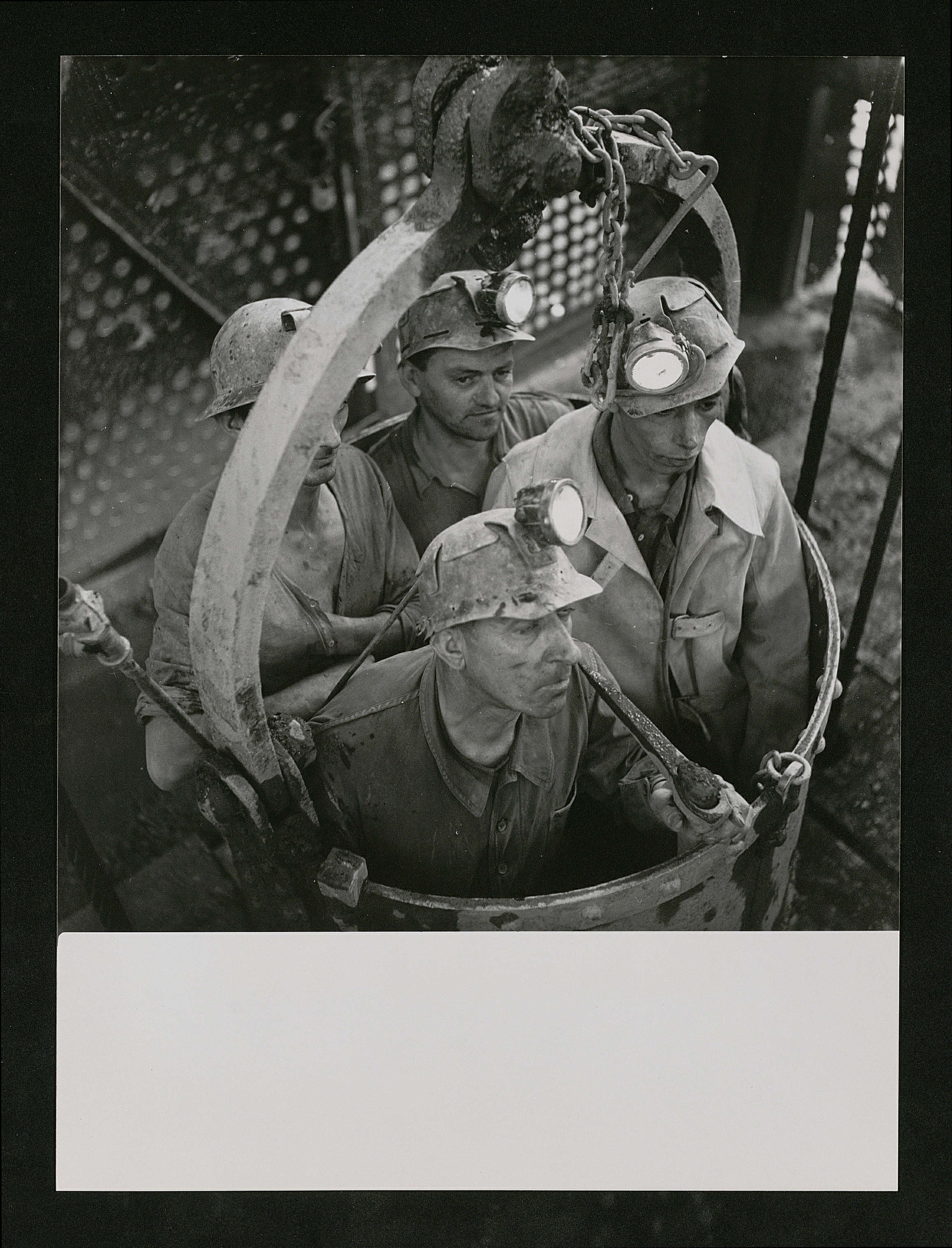 Groupe de mineurs lors de leur descente au fond de la mine : tirage photographique, Bassin de Lorraine, vers 1947.