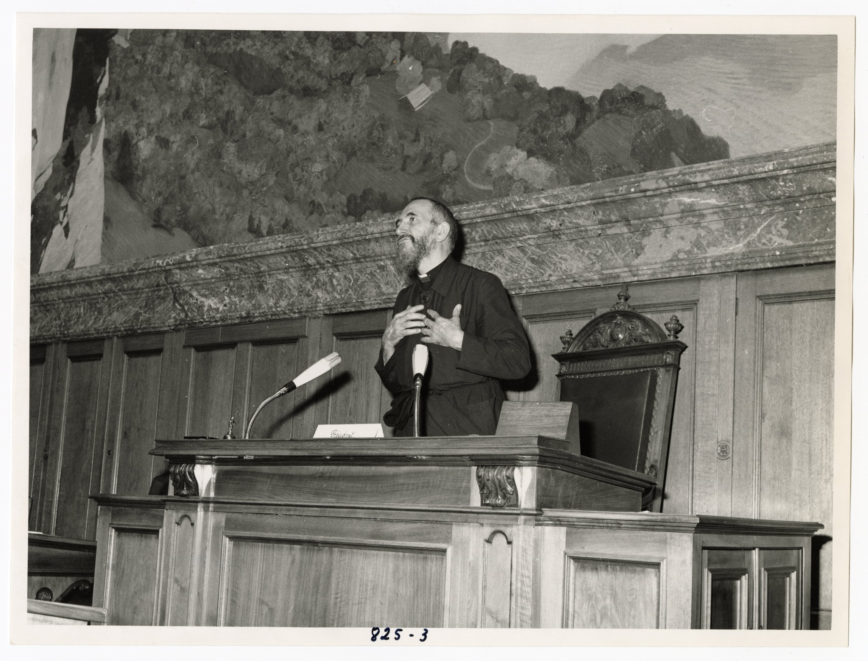 Photographie de l'abbé Pierre, présidant la première assemblée mondiale à Berne, en Suisse en 1969.