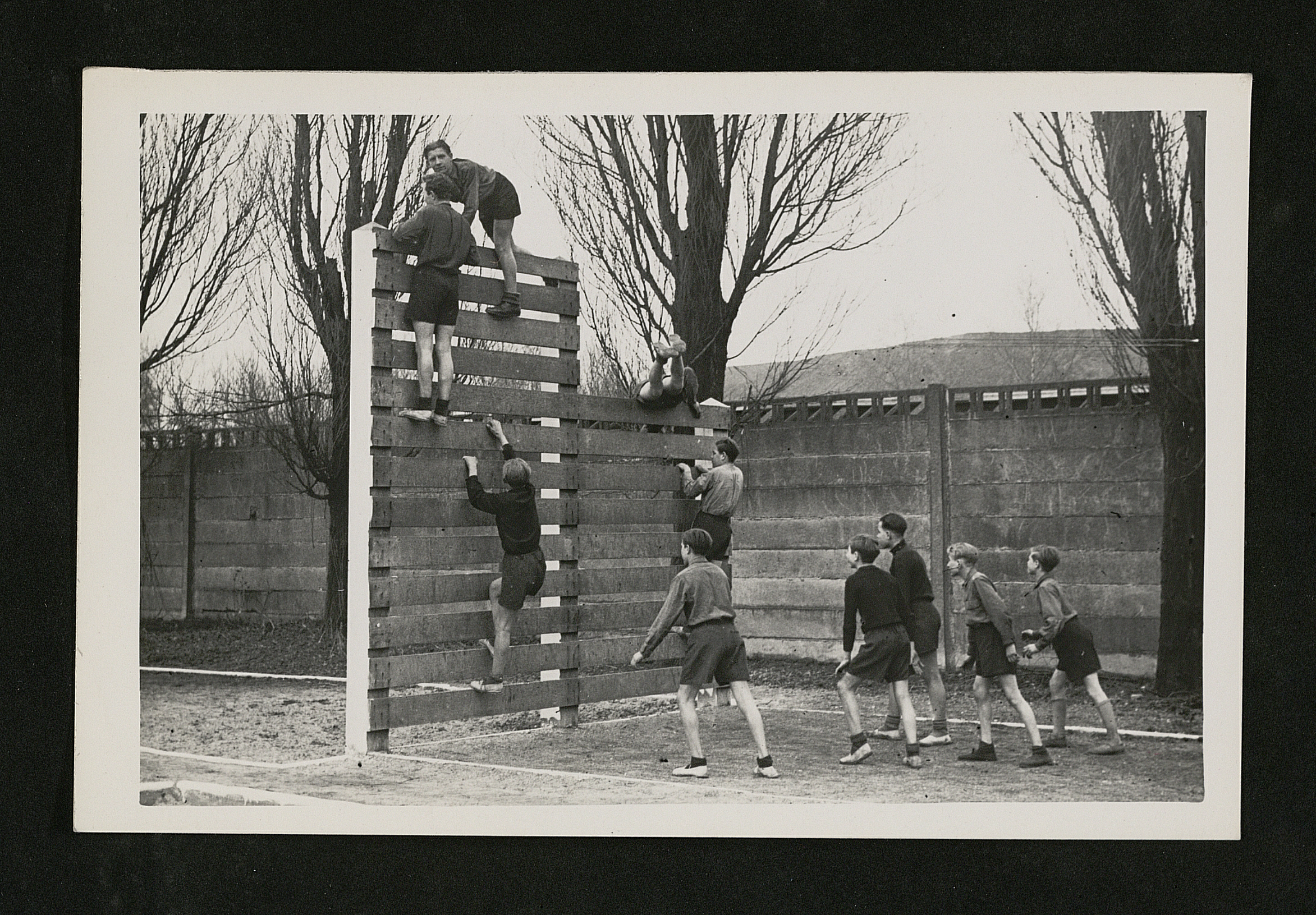 Adolescents pratiquant des activités sportives pendant leurs formation : photographie, bassin de Lorraine, 1948.
