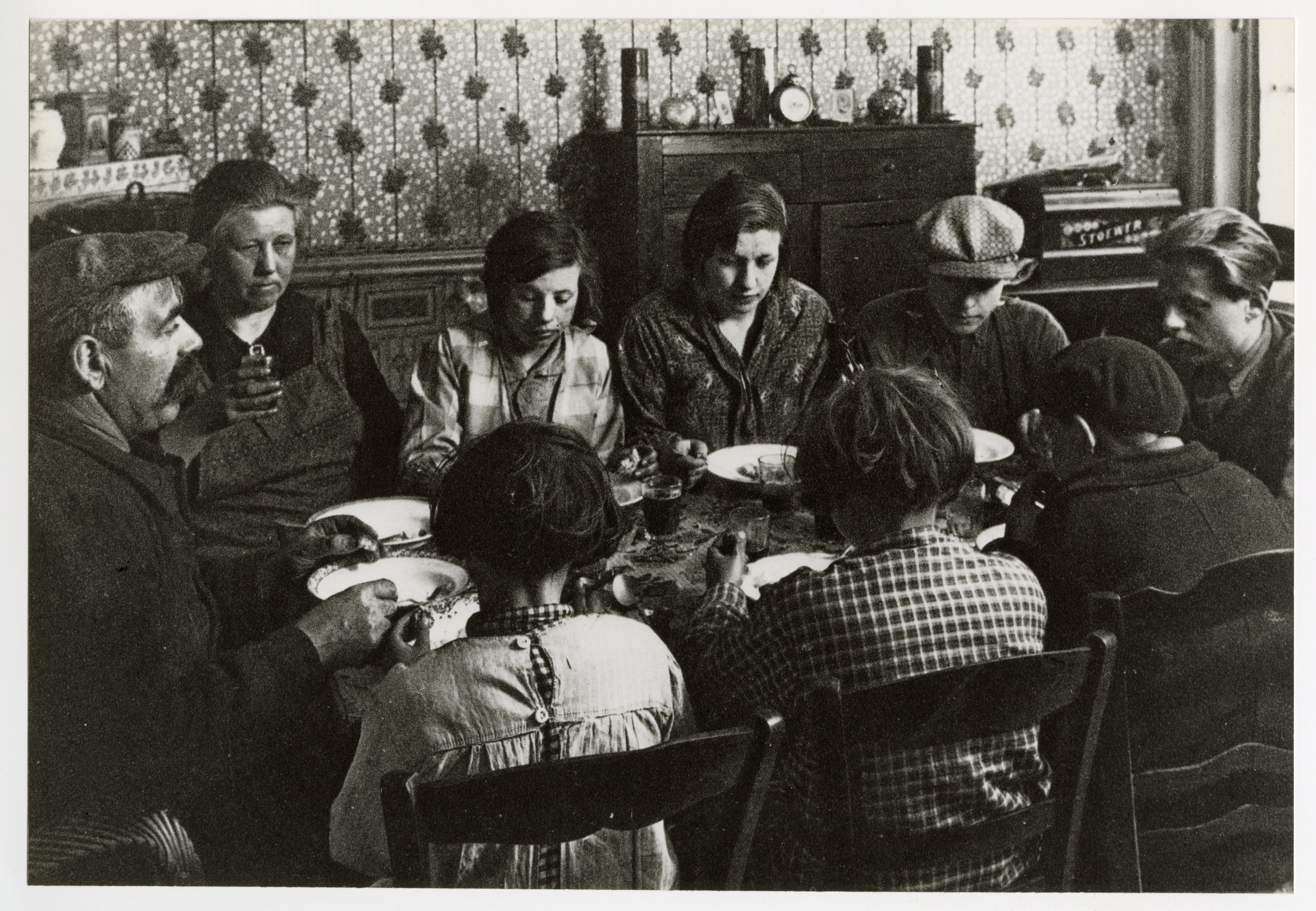 Une famille de mineur prenant son repas, 1950.