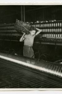 Un jeune apprenti circule dans une filature, années 1950. ANMT 1989 9 484, Le Blan (filature)