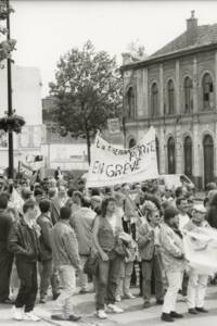 Cortège de grévistes de La Redoute : photographie, mars 1995. ANMT 2019 5 7 - Maria Pi, employée à La Redoute et syndicaliste à la Confédération française démocratique du travail-Vente par correspondance (CFDT-VPC), et à Solidaires, Unitaires, Démocratiques-Vente par correspondance (SUD-VPC).