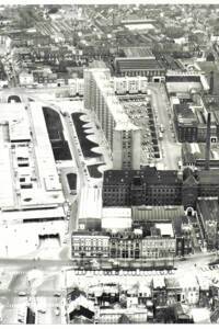 Vue aérienne du centre-ville de Roubaix où le bâti ancien côtoie le moderne : photographie, 1973. ANMT 1988 7 394, Motte-Bossut