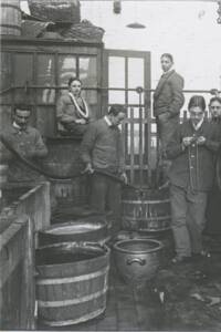 Atelier de teinture, 1911. ANMT 1991 9 200, Morcolor et collection iconographique (Institut technique roubaisien)