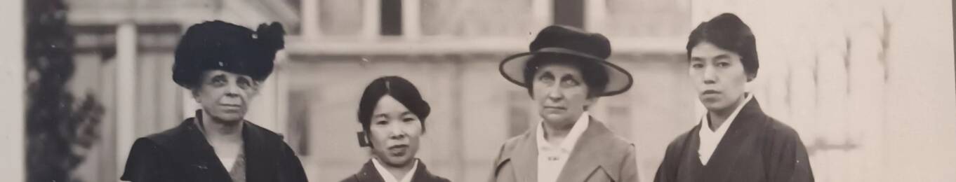 . Ville de Paris, Bibliothèque historique, MS-FS-15-1010 Jeanne Bouvier, à gauche, en compagnie de la délégation japonaise, lors du Congrès international des travailleuses en 1919.