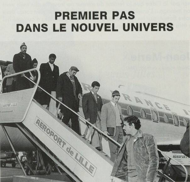 Les mineurs sont recrutés sur place, au Maroc, par Félix Mora. Après 4 jours à l’Office National Français de l’Immigration à Casablanca et un voyage en avion jusqu’à l’aéroport de Lille, ils sont accueillis en France au Centre d’accueil de Noyelles-sous-Lens. ANMT HP 338, Relais, « Le bassin minier du Nord Pas-de-Calais de 46 à 90 à travers les journaux d'entreprise », n°141, janvier 1982.