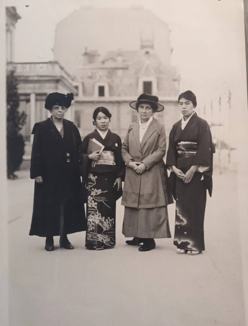 . Ville de Paris, Bibliothèque historique, MS-FS-15-1010 Jeanne Bouvier, à gauche, en compagnie de la délégation japonaise, lors du Congrès international des travailleuses en 1919.
