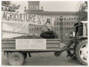Un agriculteur français lors d’une manifestation à Genève (Suisse) contre l’accord général sur les tarifs douaniers et le commerce (GATT) : photographie, 1990.