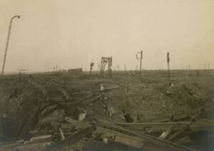 Photographie d’un champ de débris, entre Lens et Arras (Pas-de-Calais), 1919-1920.