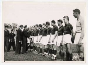 ANMT 2009 15 577, Fédération sportive de gymnastique du travail (FSGT) Rencontre de football entre l’équipe de FSGT et l’équipe de l’Armée de l’air au stade de Saint-Ouen (Seine-Saint-Denis), 1945.