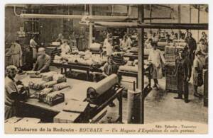 Vue d’un magasin d’expédition de colis postaux d’une filature La Redoute : carte postale, [vers 1925].