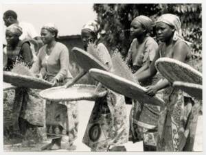 Femmes africaines triant des denrées agricoles, sans date.