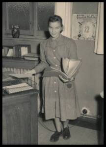 Portrait d'une employ&eacute;e administrative : photographie 1955-1967. ANMT 1989 9 485, Leblan (filature).