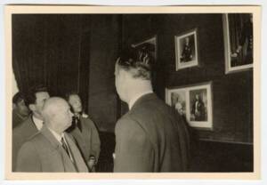 Visite du premier secrétaire du comité central du parti communiste de l’Union soviétique Nikita Khrouchtchev à La Lainière : photographie de Khrouchtchev observant des portraits de famille des Prouvost, 1960.