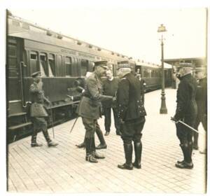 Arrivée en gare de Lord Kitchener accueilli par le général Joffre sur le quai : photographie noir et blanc, 16 août 1915.