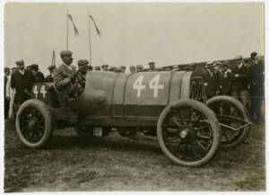 Deux coureurs automobiles, vers 1908