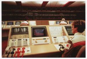 Vue d'une console du poste de commande centralisé lillois, années 1990.