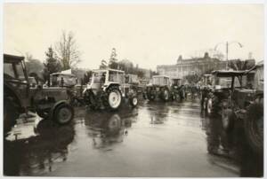 Rassemblement de tracteurs : photographie, date et lieu inconnu.