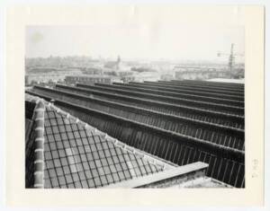 Vue aérienne du toit de l’usine Phildar et de la ville de Roubaix : photographie, sans date.