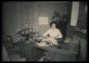 Une employ&eacute;e administrative &agrave; son bureau : photographie, [ann&eacute;es 1950]. ANMT 1989 9 485, Leblan (filature).