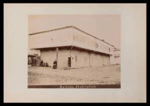 Vue extérieure d’un logement pour le personnel au sein de l’usine de la Société commerciale et industrielle de Naphte Caspienne et de la Mer Noire, tirage photographique noir et blanc, 1896.