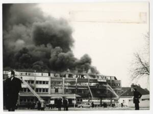 Photographie de l’entrepôt des 3 Suisses ravagé par un incendie, 1966.