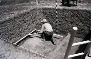 Archéologue sur le chantier du vieux chemin de Tournai (Noyelles-Godault, Pas-de-Calais) : photographie, 1963.
