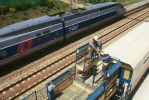 Entretien des caténaires sur la ligne à grande vitesse TGV Atlantique (LN 2) avec passage d'un TGV-Atlantique: Photographie, 1992.