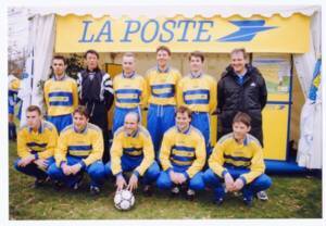 Photographie d'une équipe de football vêtue aux couleurs de la Poste