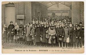 Sortie du personnel de la filature La Redoute : carte postale, [1925].