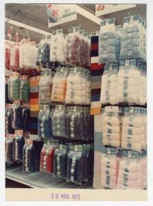 Présentoir de laines Pingouin dans une cellule commerciale non-identifiée : photographie, 1973.