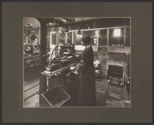Ouvrière d’une usine d’armement à Suresnes : photographie, 1915.  ANMT PI 41 1, Société l’Éclairage électrique