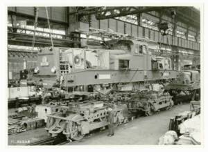 Mise sur boggies d’une locomotive BB 13023 monophasée, destinée à tirer des wagons de voyageurs ou de marchandises (montage), [1950-1960].