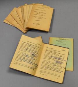 Couvertures et pages intérieures de livrets de travail d’employés de moins de 18 ans, années 1940.