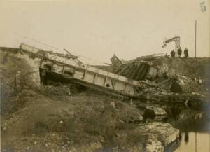 Photographie d’un pont dévasté, Lens (Pas-de-Calais), 1919-1920.