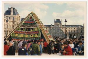 Édification d’une pyramide de fruits et de légumes dans la cour du Louvre à l’occasion d’une manifestation des fédérations nationales des producteurs de fruits et de légumes : photographie, 1995.