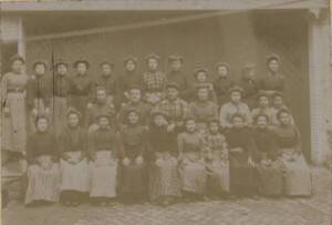 Bobineuses de l’usine Deffrennes-Duplouy à Lannoy, près de Roubaix, 1905. Nombre d’ouvriers et ouvrières du textile étaient belges ou d’origine belge.