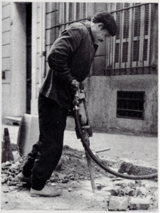 Photographie tirée d’une brochure intitulée « Immigration et croissance urbaine. Les villes petites et moyennes en milieu méditerranéen ». Imprimé, 1974.  ANMT 72 AS 1012. Fonds du conseil national du patronat français.