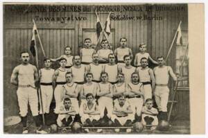 « Compagnie des mines de Vicoigne, Nœux et Drocourt, Tomazystwo Sokolow-w-Barlin ». Carte postale noir et blanc, [années 1920]. ANMT 2005 54. Pièces isolées iconographiques.