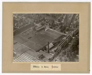 Vue aérienne d’une filature de laine à Roubaix : photographie, XXe siècle.